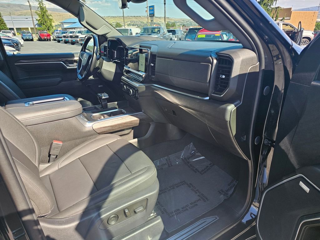 Certified 2022 Chevrolet Silverado 1500 LTZ w/ Technology Package AWD/4WD image 11