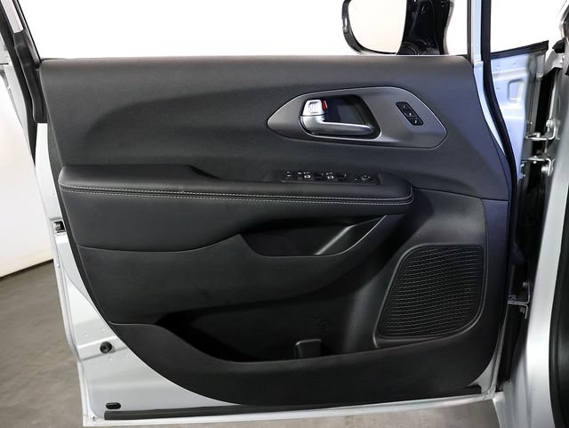 Used 2026 Chrysler Pacifica Select FWD image 24