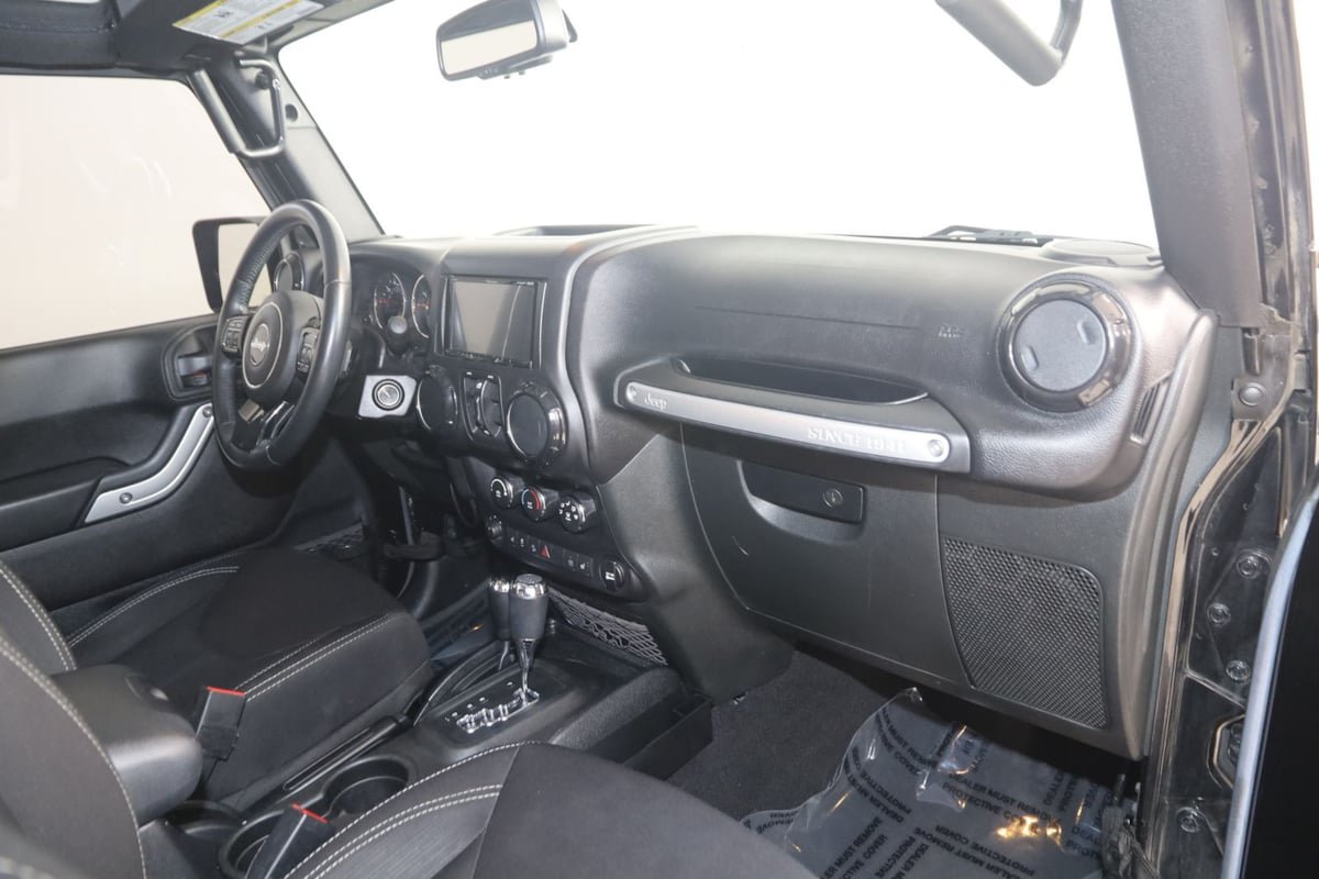 Used 2015 Jeep Wrangler Unlimited Sahara w/ Connectivity Group AWD/4WD image 33