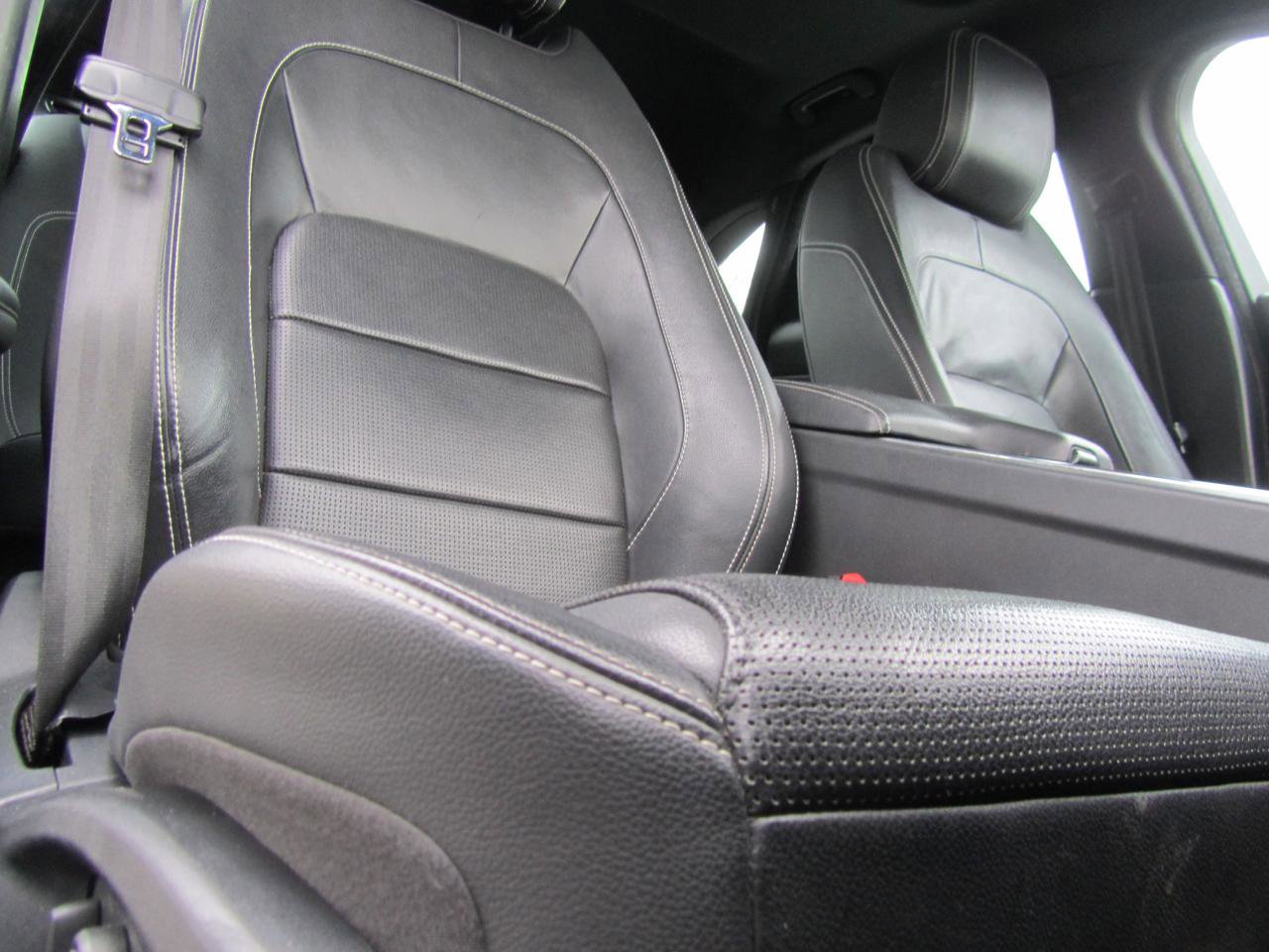 Used 2016 Jaguar XF R-Sport image 21