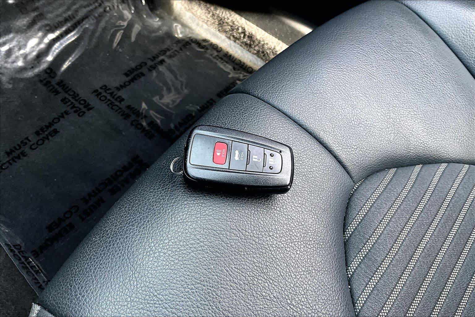 Used 2021 Toyota Camry SE w/ Cold Weather Package FWD image 15