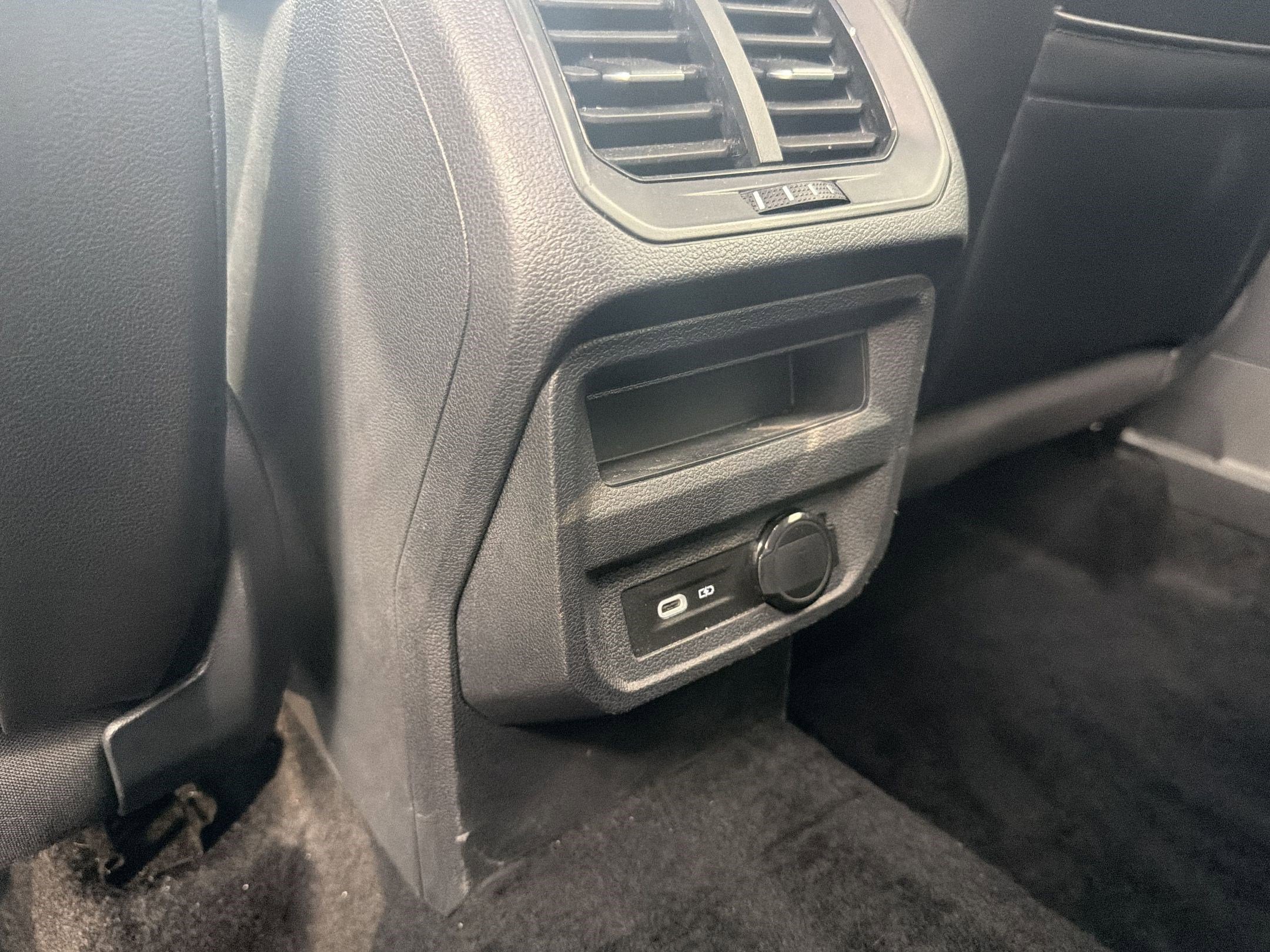 Used 2022 Volkswagen Tiguan SE FWD image 28