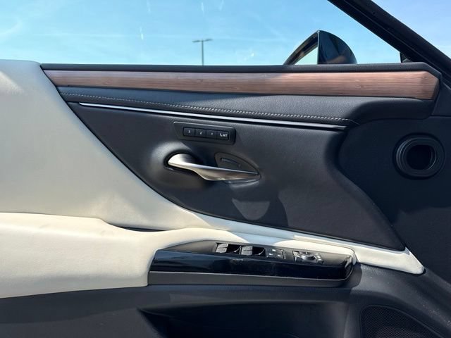Used 2025 Lexus ES 300h w/ Premium Package FWD image 29