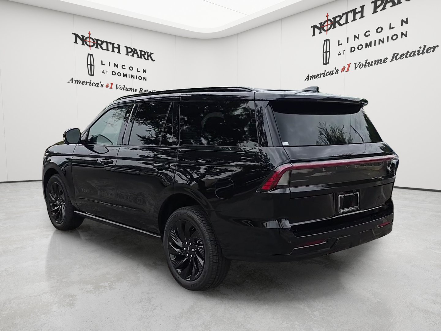 New 2026 Lincoln Navigator Reserve w/ Jet Appearance Package AWD/4WD image 3