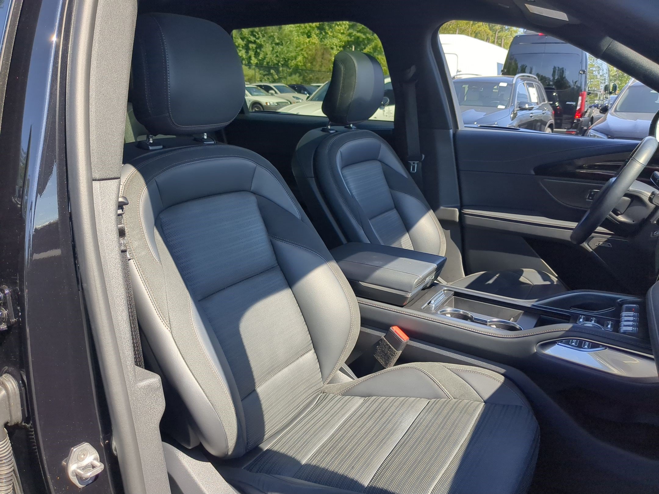 Used 2025 Lincoln Nautilus Reserve w/ Jet Appearance Package AWD/4WD image 34