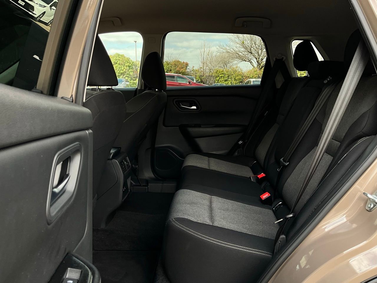 Used 2025 Nissan Rogue SV image 12