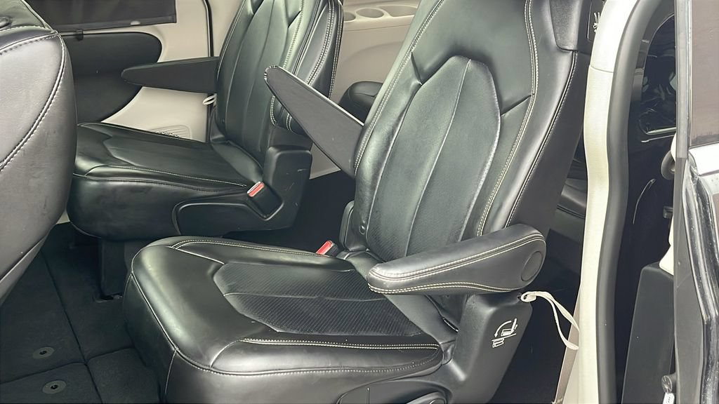 Used 2024 Chrysler Pacifica Touring-L FWD image 11