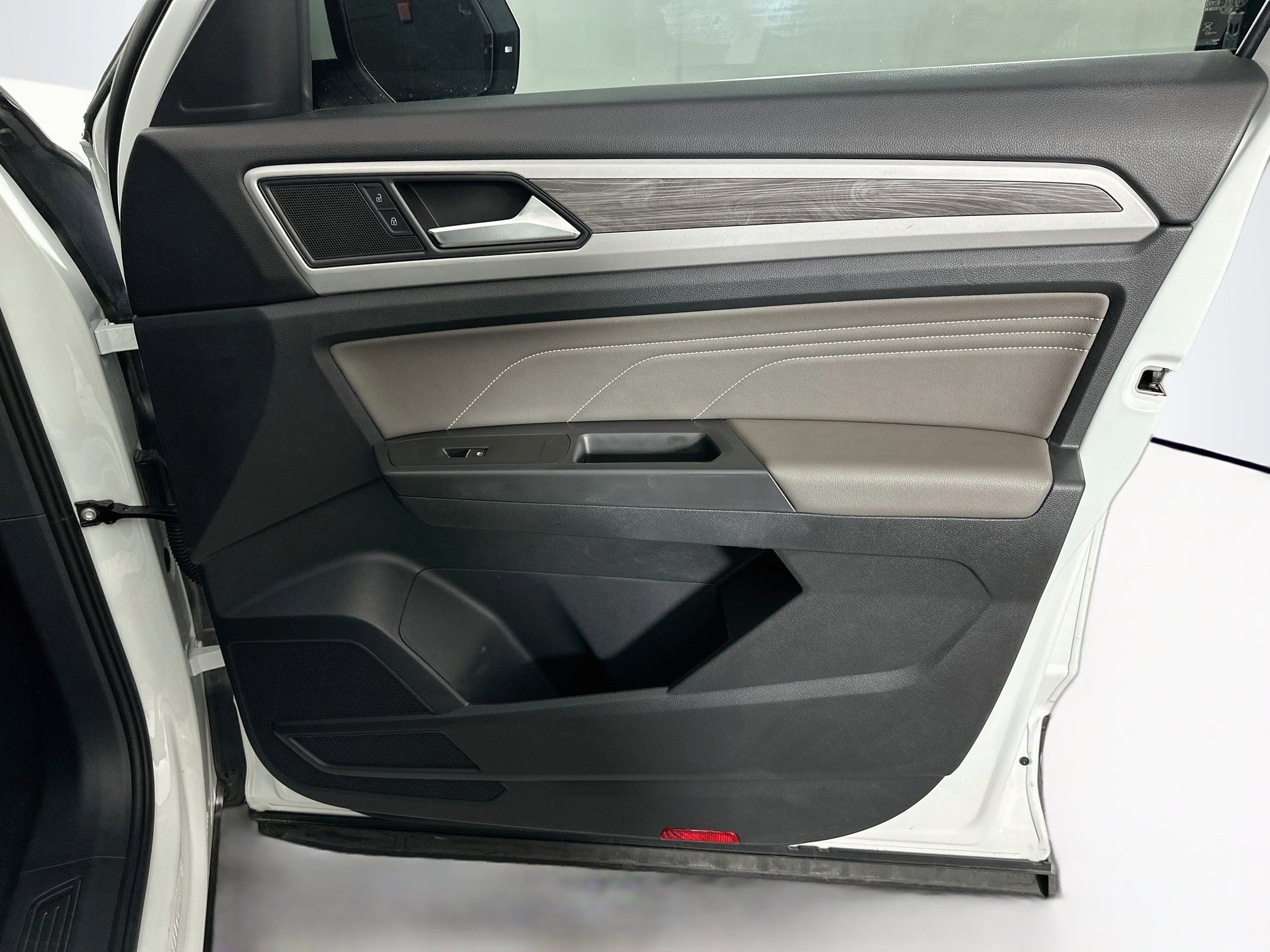 Used 2023 Volkswagen Atlas Cross Sport SE w/ Panoramic Sunroof Package FWD image 32