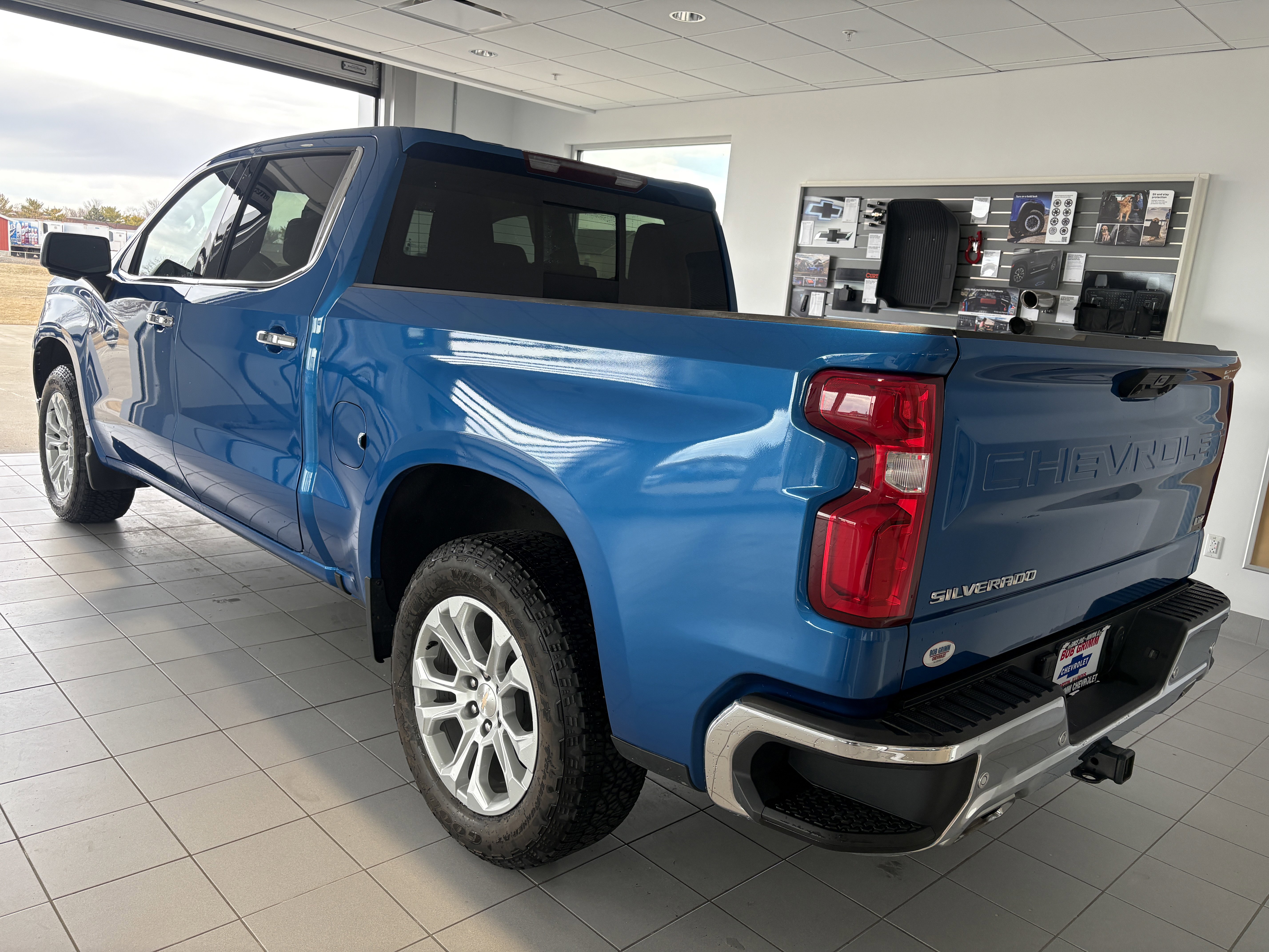 Used 2022 Chevrolet Silverado 1500 LTZ image 3