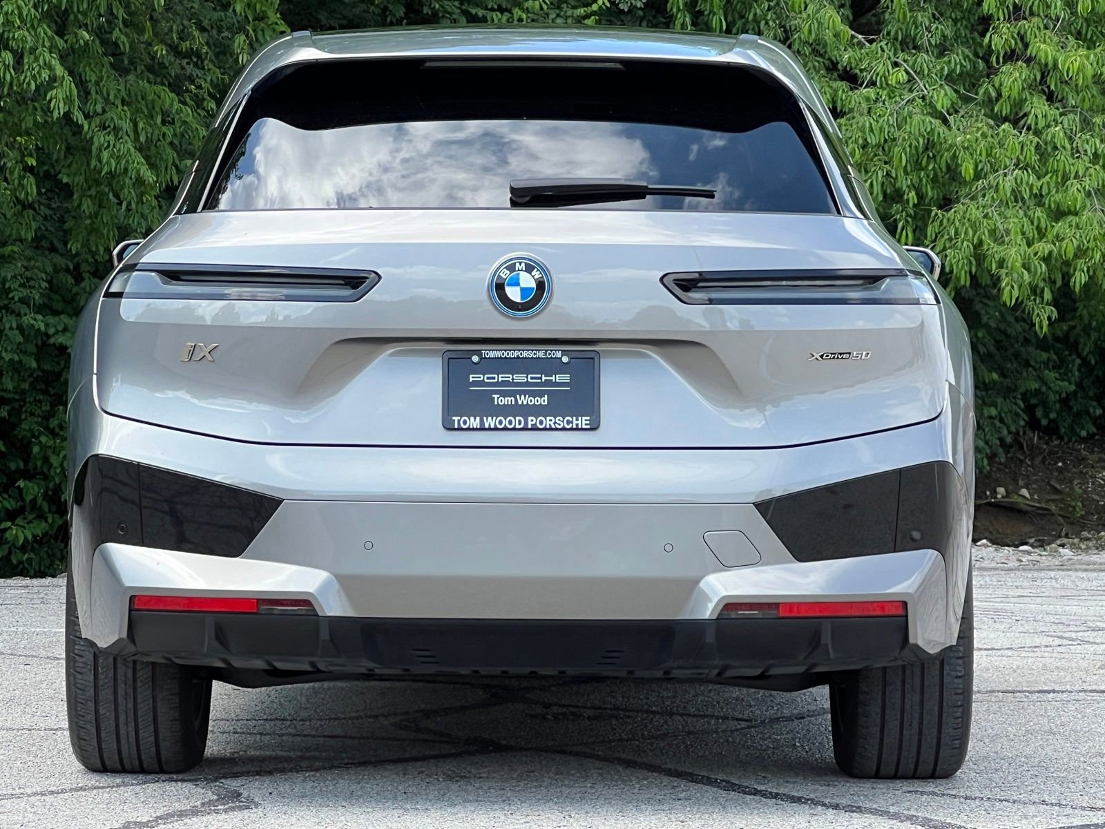 Used 2023 BMW iX xDrive50 w/ Sport Package AWD/4WD image 8