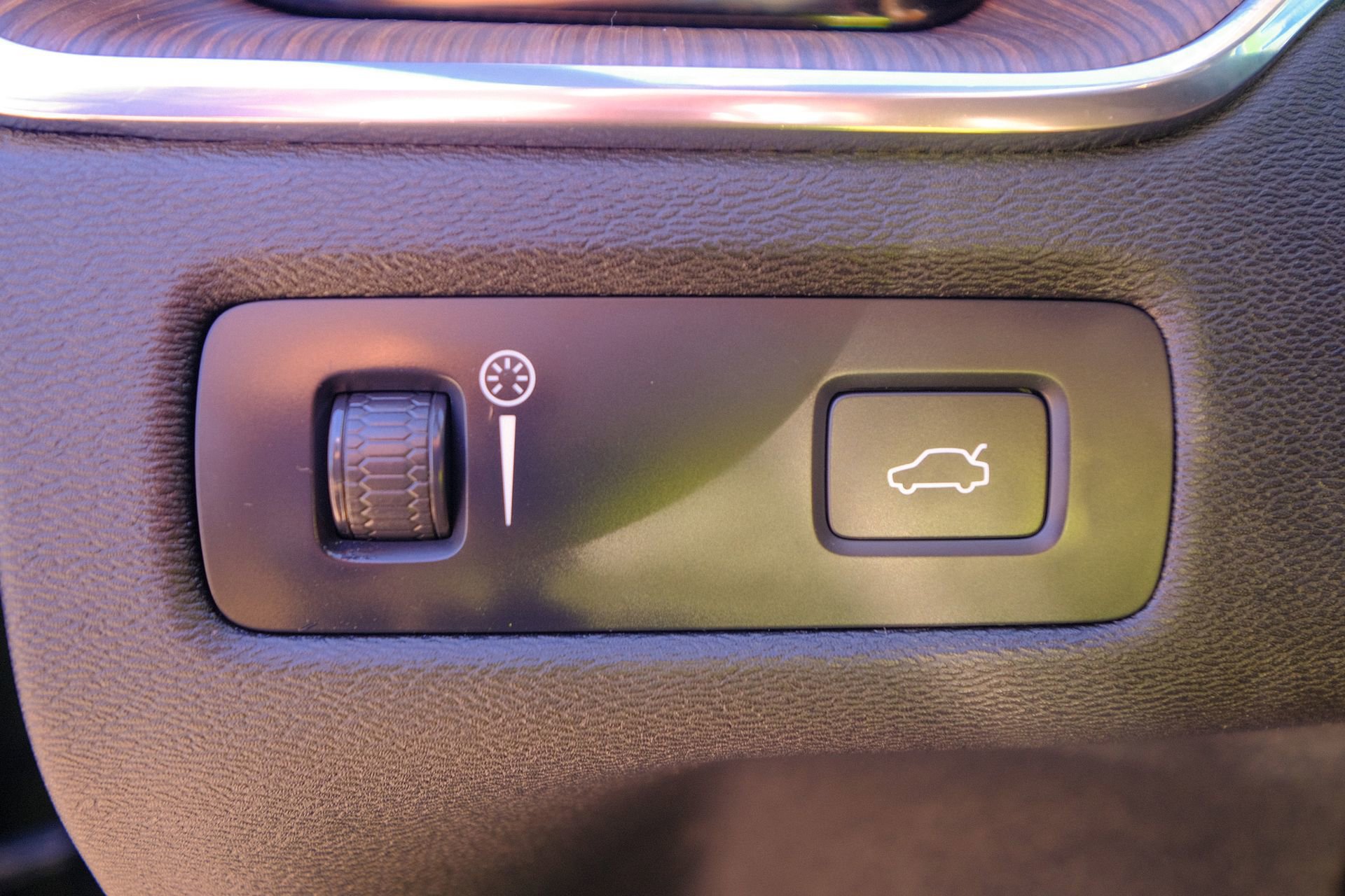 Used 2022 Volvo XC60 B5 Momentum image 36