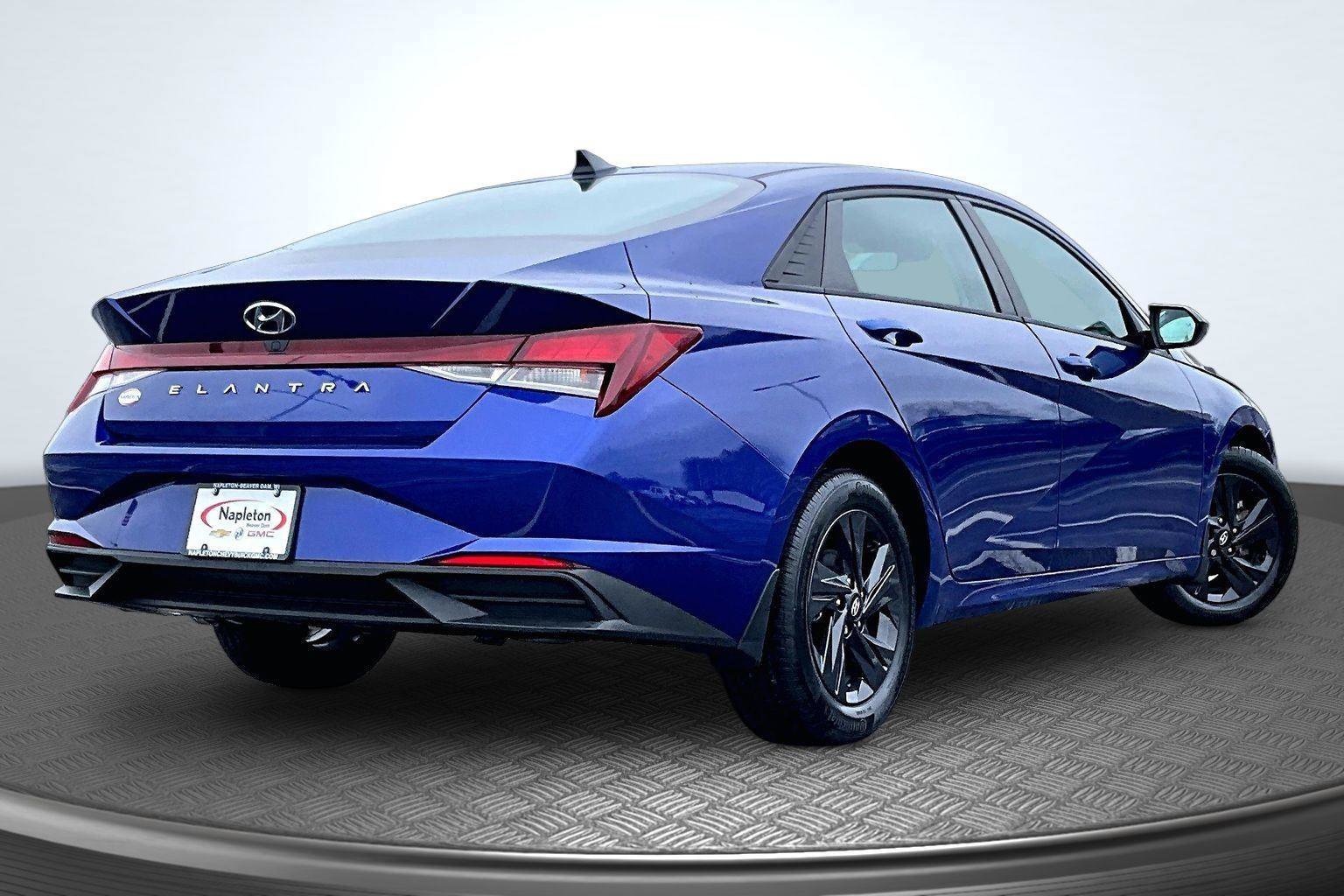 Used 2022 Hyundai Elantra SEL FWD image 2