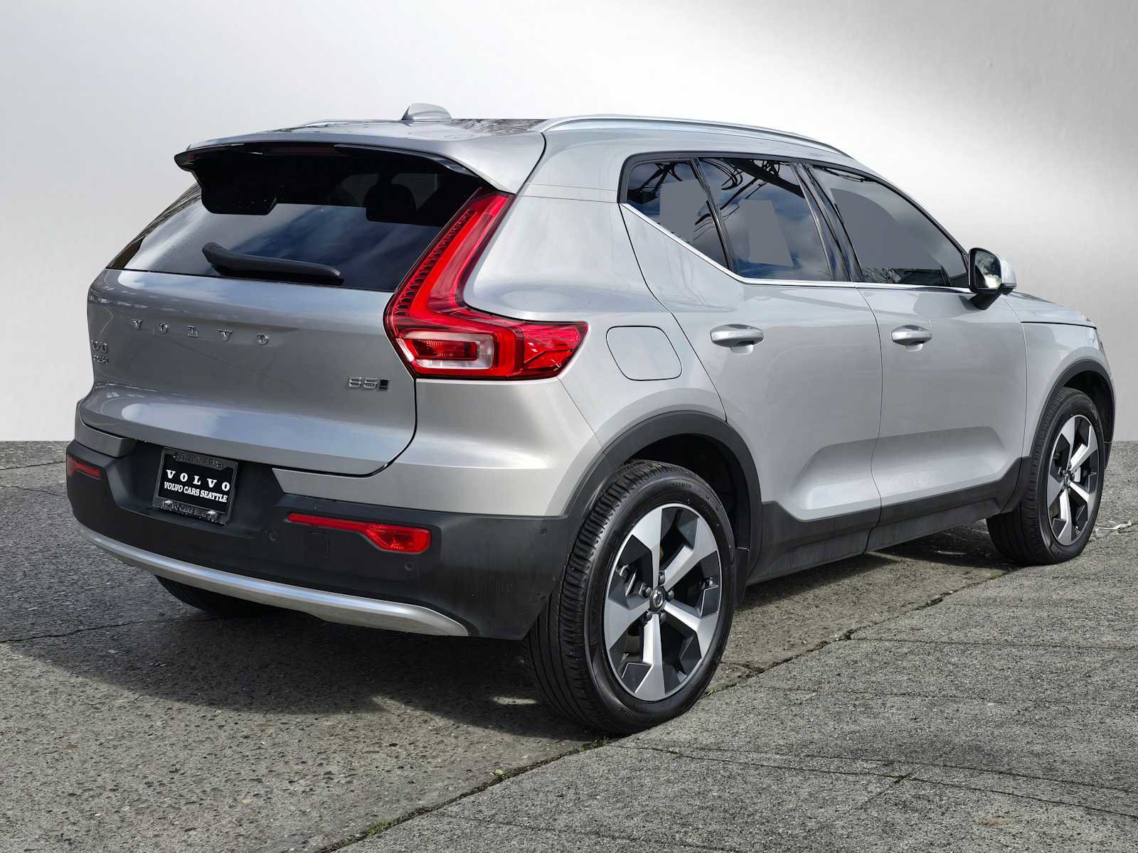Certified 2023 Volvo XC40 B5 Plus w/ Protection Package Premier image 3