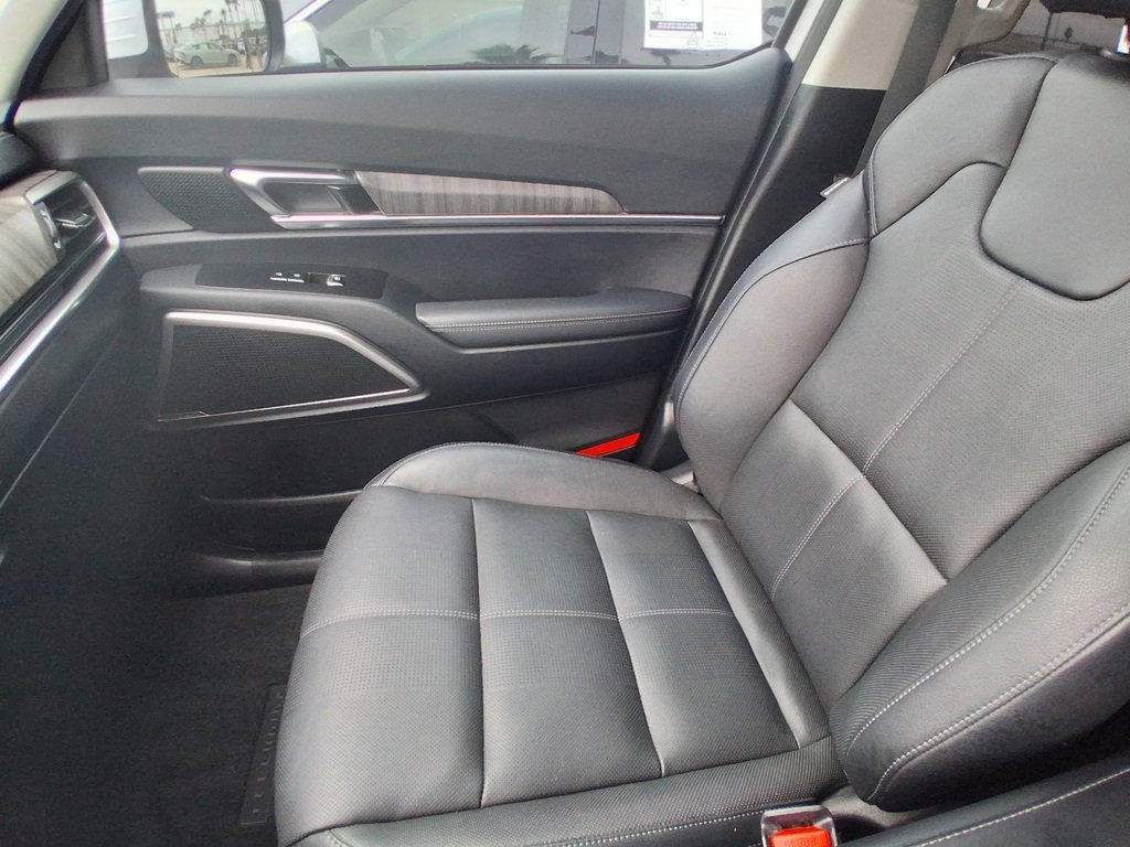 Used 2023 Kia Telluride EX w/ EX Captain's Chair Package image 18