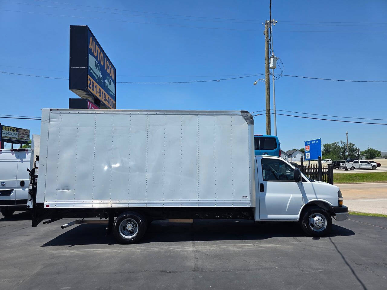 Used 2020 Chevrolet Express 3500 Extended w/ Power Convenience Package RWD image 4
