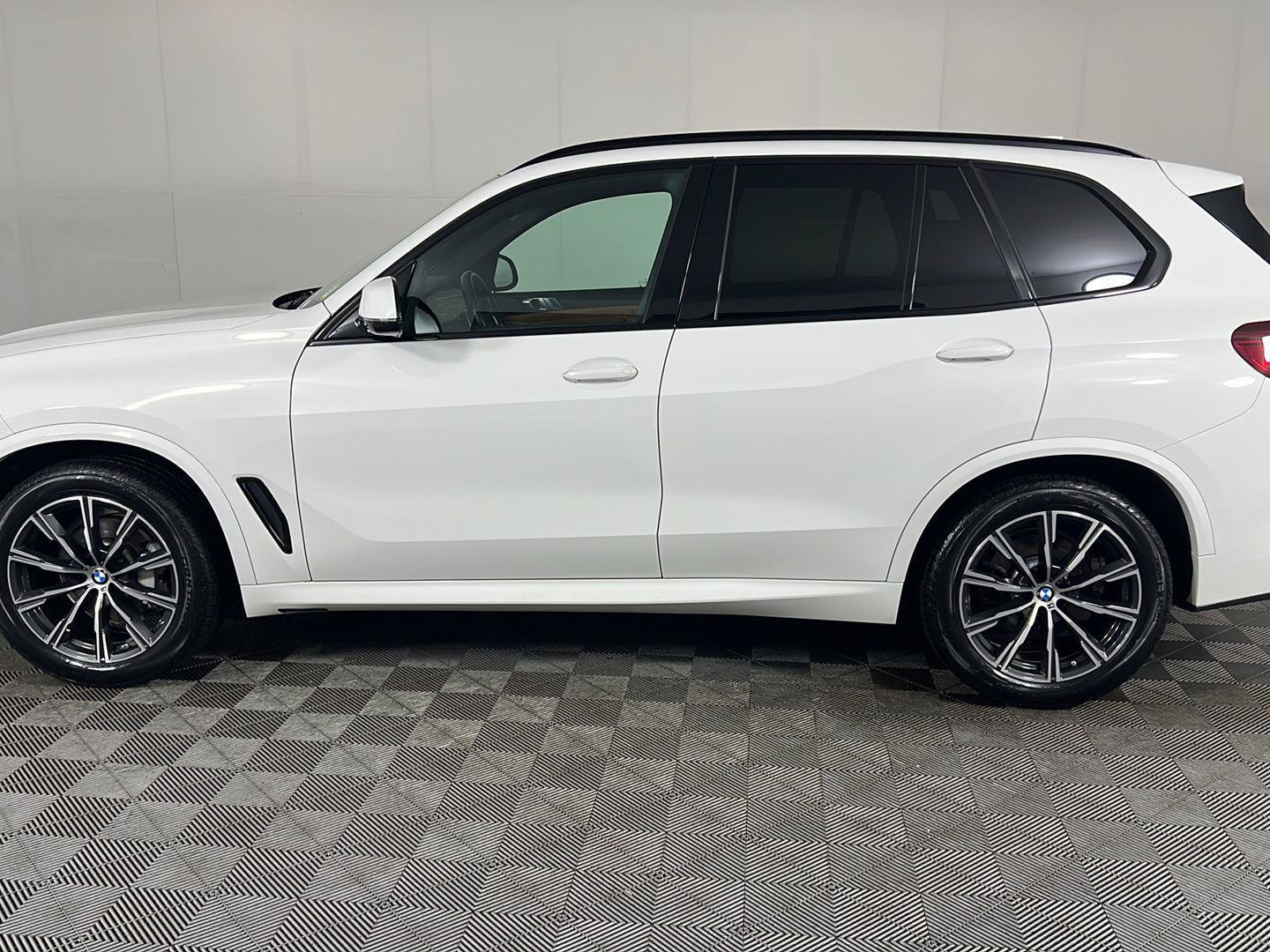 Used 2023 BMW X5 xDrive40i w/ M Sport Package AWD/4WD image 12