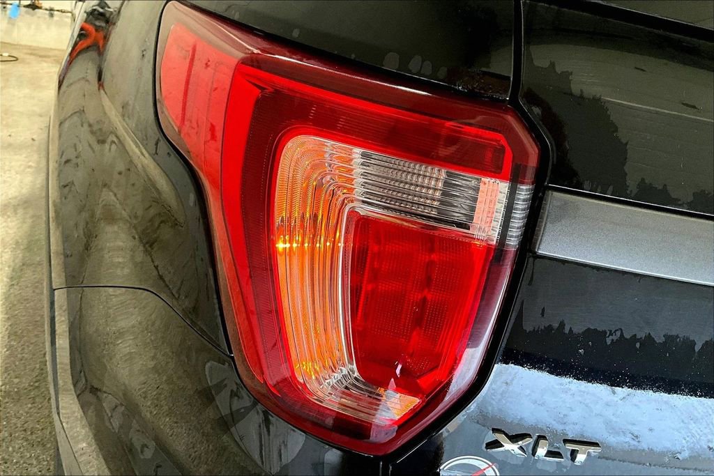 Used 2018 Ford Explorer XLT w/ XLT Appearance Package image 22