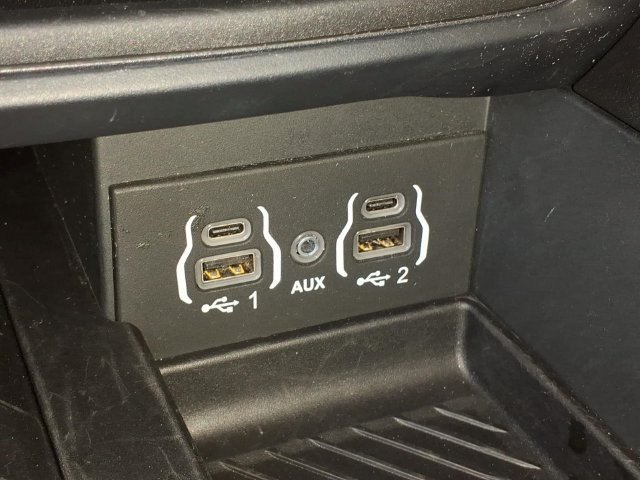 Used 2025 Chrysler Pacifica Limited FWD image 15