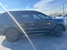 Used 2018 Ford Explorer XLT w/ Equipment Group 202A AWD/4WD image 2
