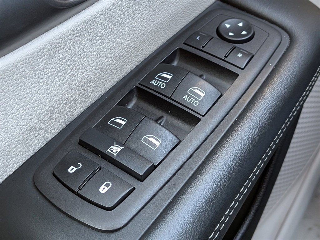 Used 2024 Chrysler Pacifica Touring-L image 25