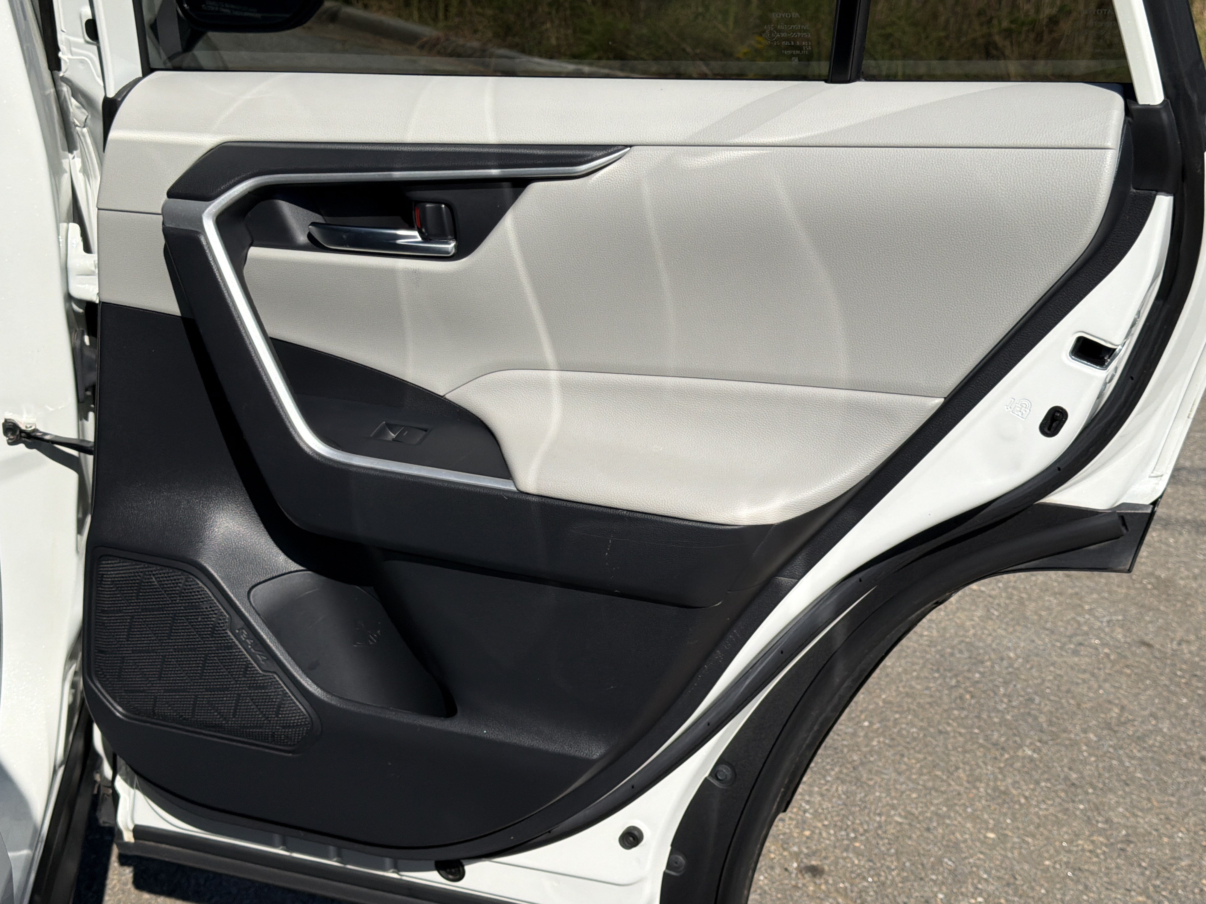 Used 2022 Toyota RAV4 XLE Premium AWD/4WD image 16