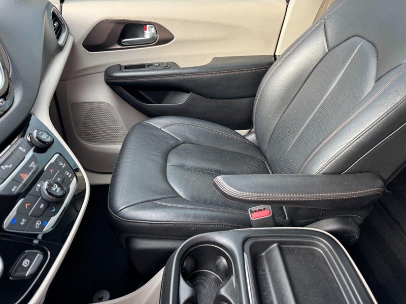 Used 2019 Chrysler Pacifica Touring-L FWD image 13