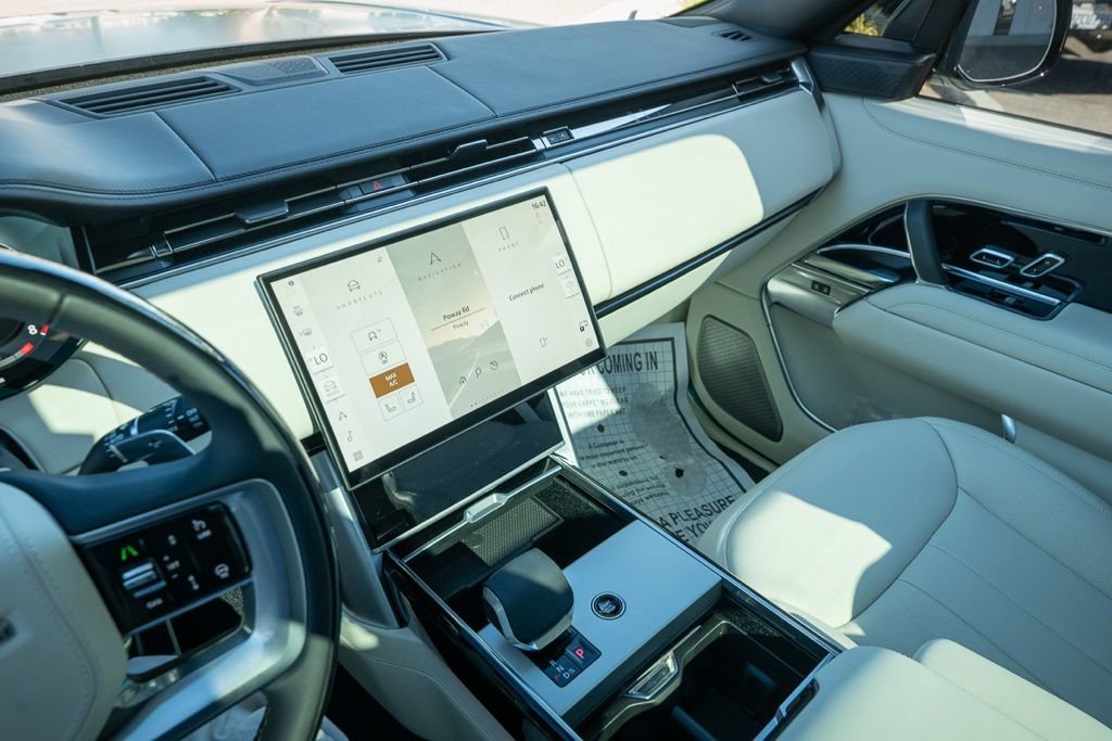Used 2025 Land Rover Range Rover Long Wheelbase Autobiography image 18