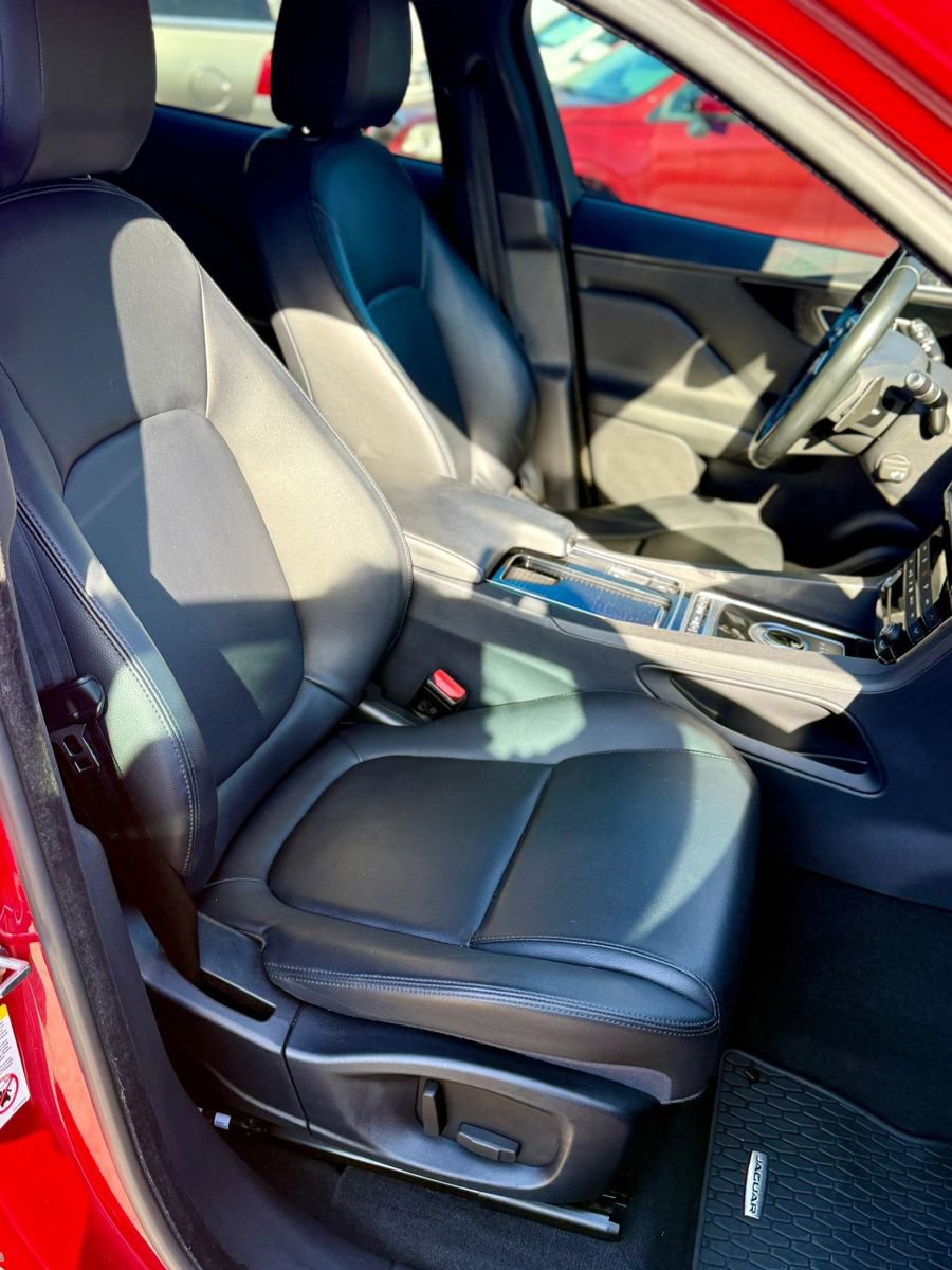 Used 2018 Jaguar F-PACE Premium image 32