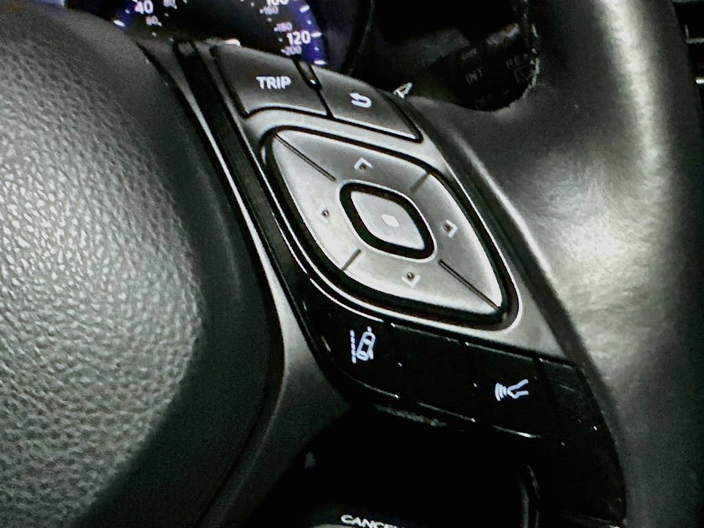 Used 2018 Toyota C-HR XLE FWD image 32