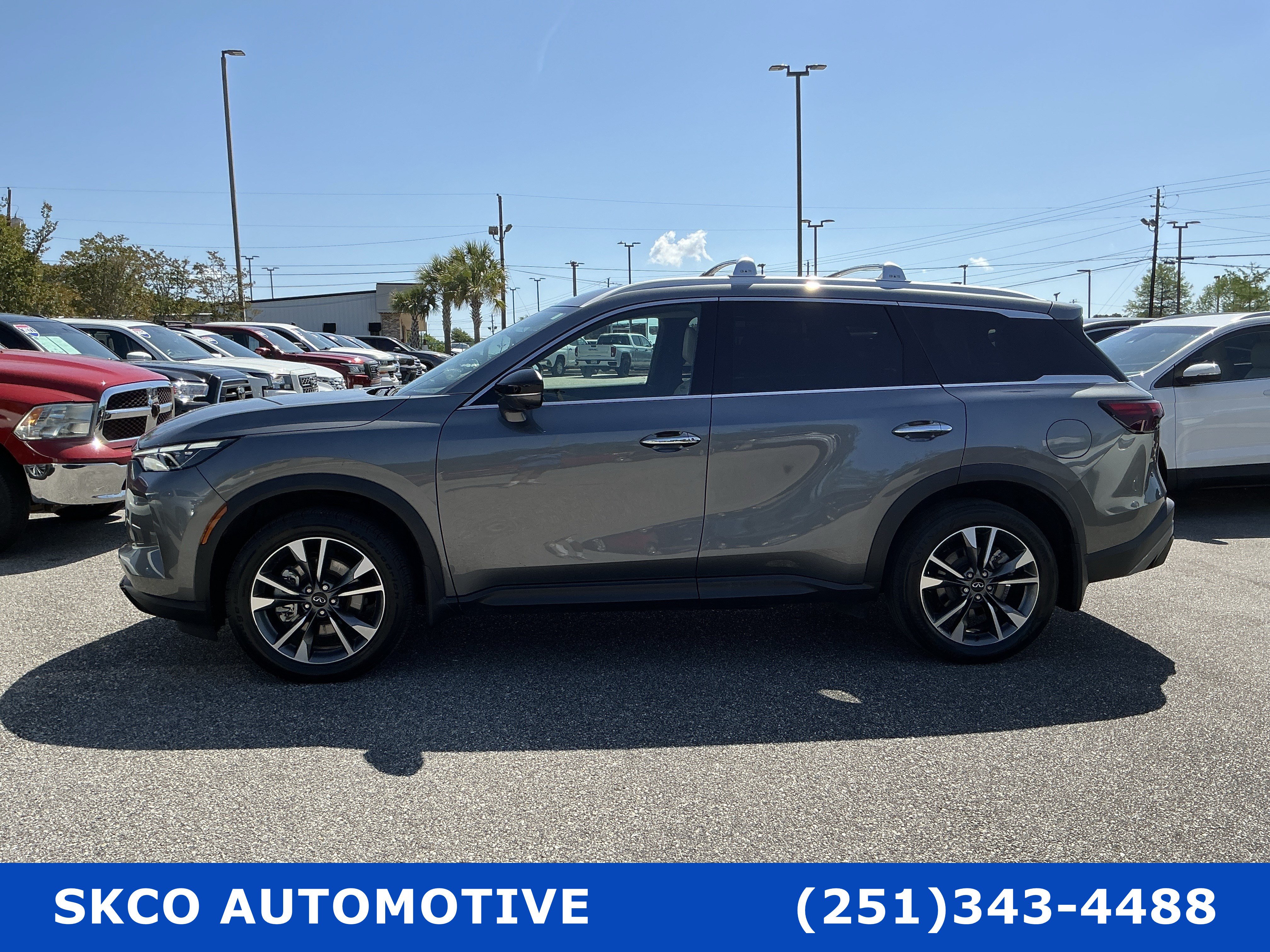 Used 2023 INFINITI QX60 Luxe w/ Cargo Package FWD image 2