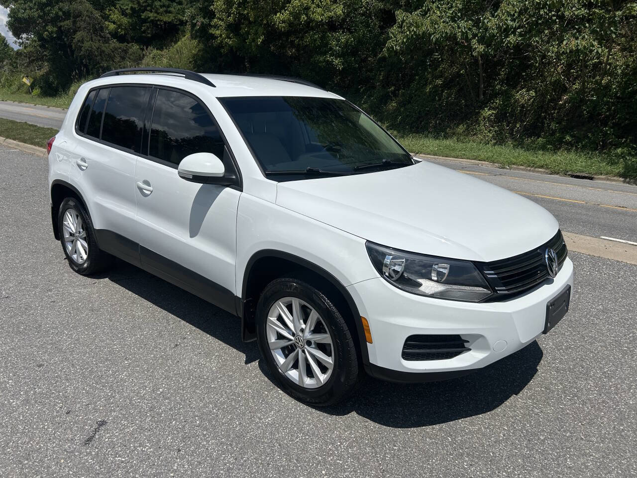 Used 2015 Volkswagen Tiguan SE image 12