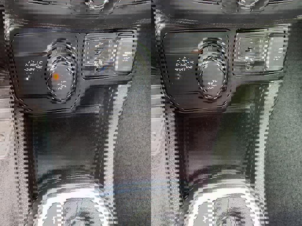 Used 2018 Jeep Renegade Latitude image 21