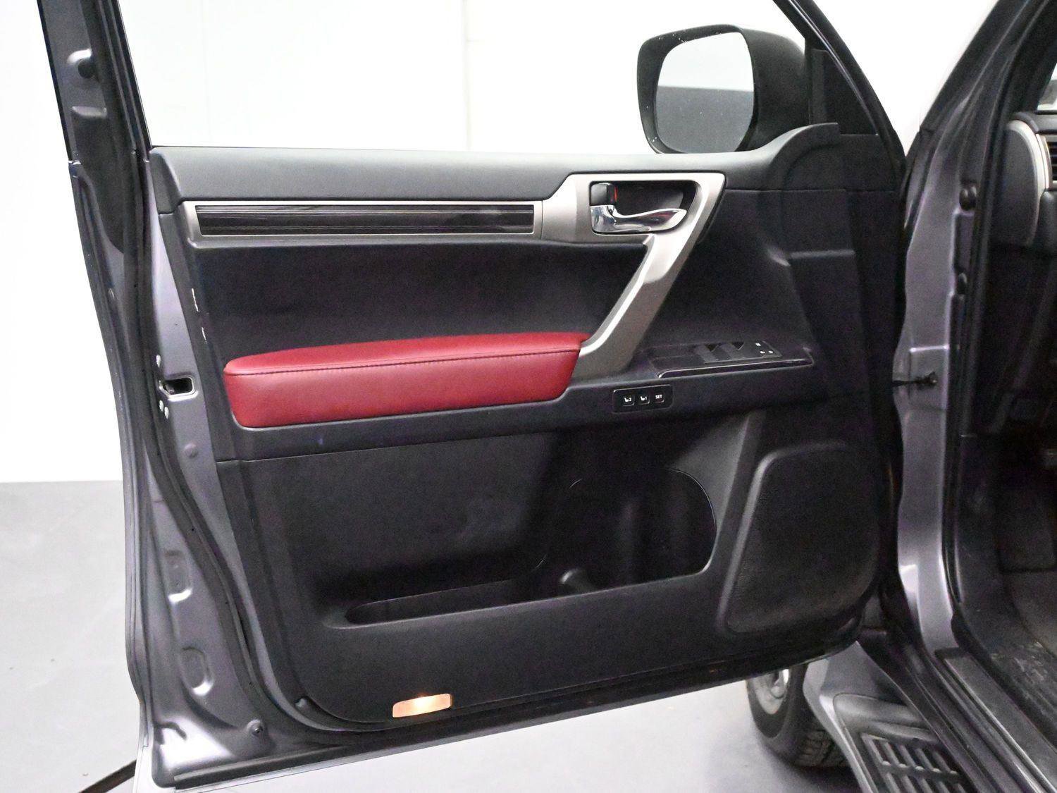 Used 2020 Lexus GX 460 Premium w/ Premium Package image 11