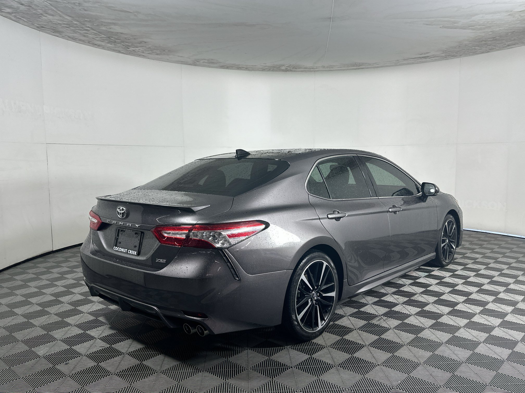Used 2020 Toyota Camry XSE FWD image 3