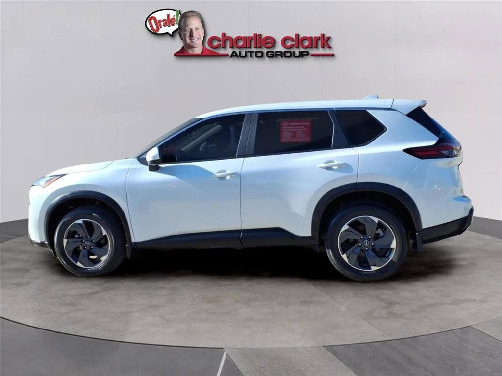 Used 2024 Nissan Rogue SV image 2