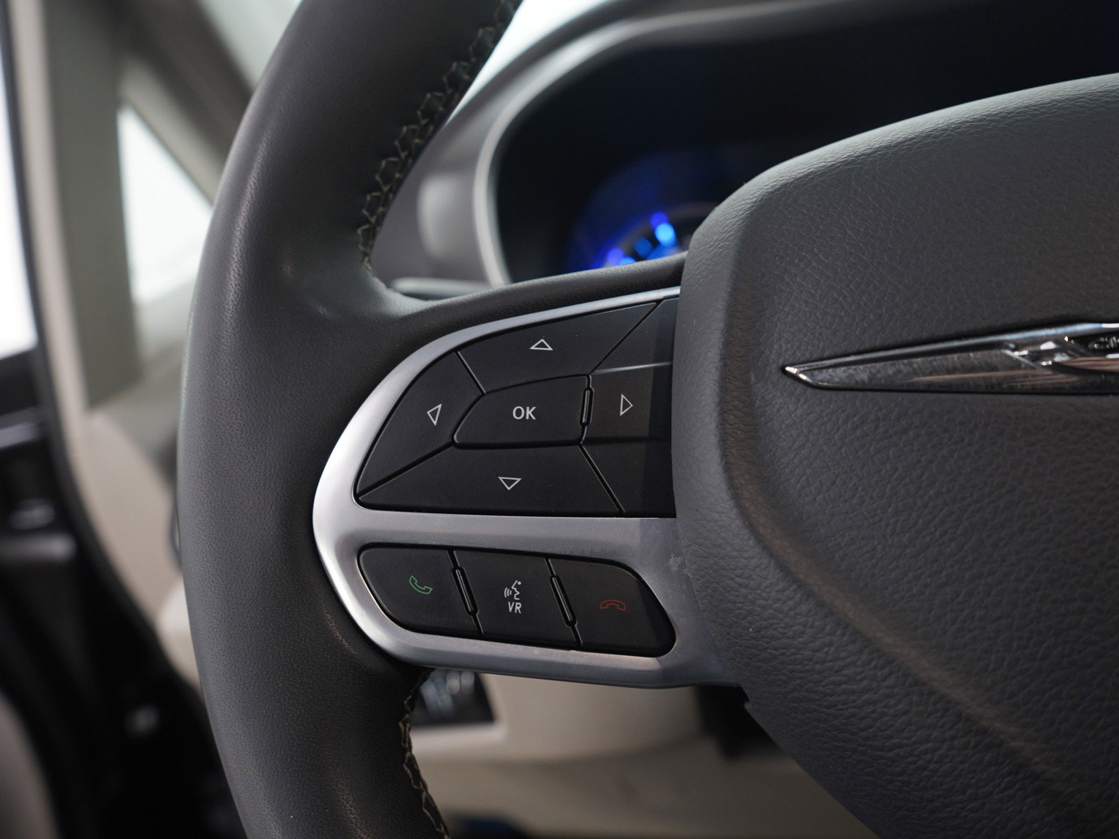 Used 2023 Chrysler Pacifica Touring-L image 25