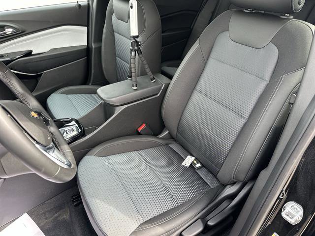 Used 2025 Chevrolet Trax LT w/ Sunroof Package FWD image 13