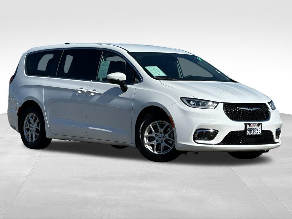 Used 2023 Chrysler Pacifica Touring-L image 7