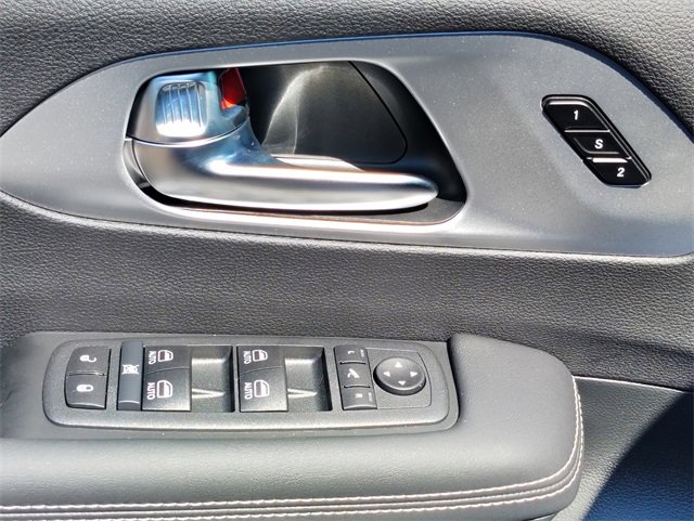 New 2026 Chrysler Pacifica Limited w/ Uconnect Theater Family Group image 14