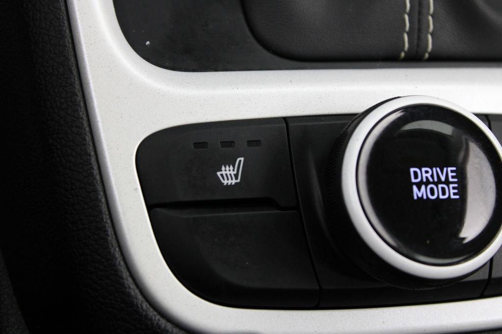 Certified 2023 Hyundai Venue Limited FWD image 25