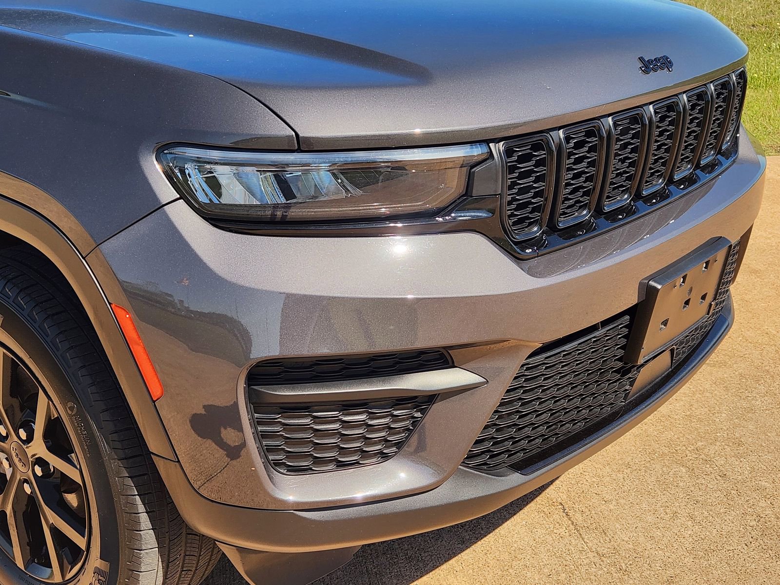 Used 2024 Jeep Grand Cherokee Altitude AWD/4WD image 12