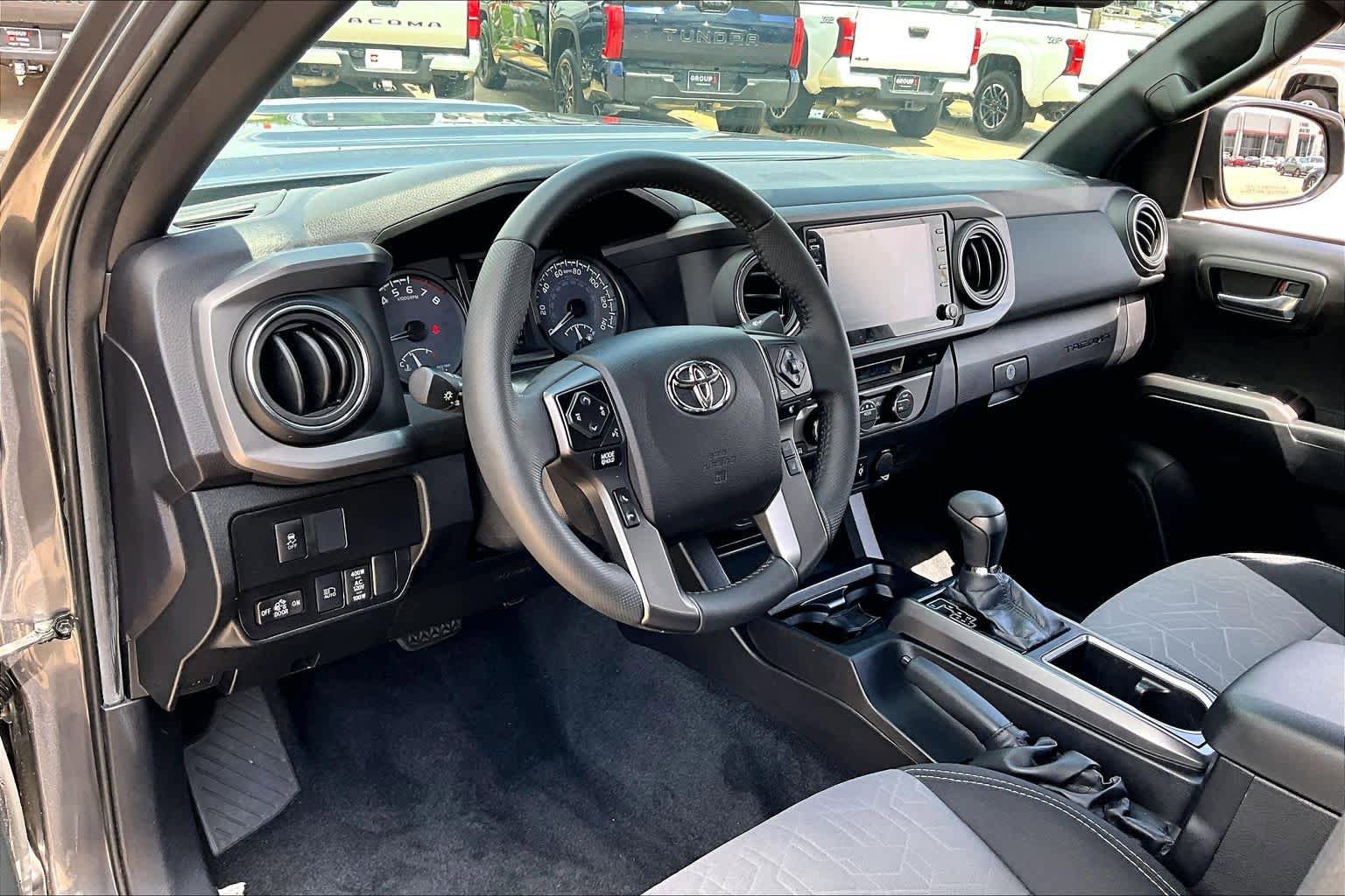 Used 2021 Toyota Tacoma TRD Sport w/ Technology Package AWD/4WD image 17