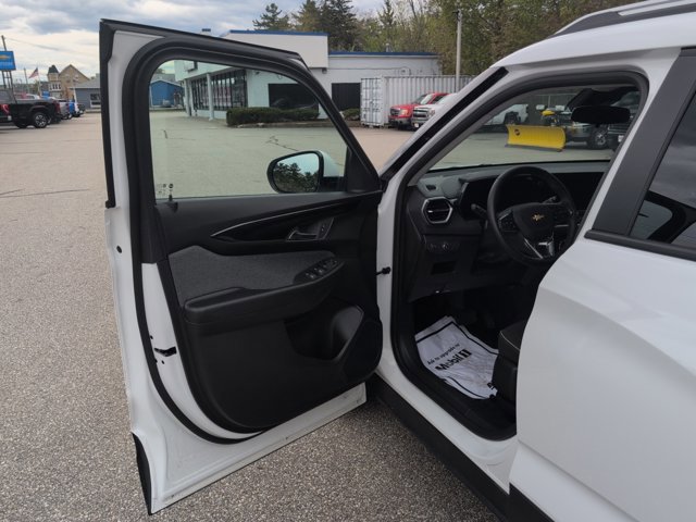 Used 2025 Chevrolet TrailBlazer LT w/ LT Cold Weather Package AWD/4WD image 23