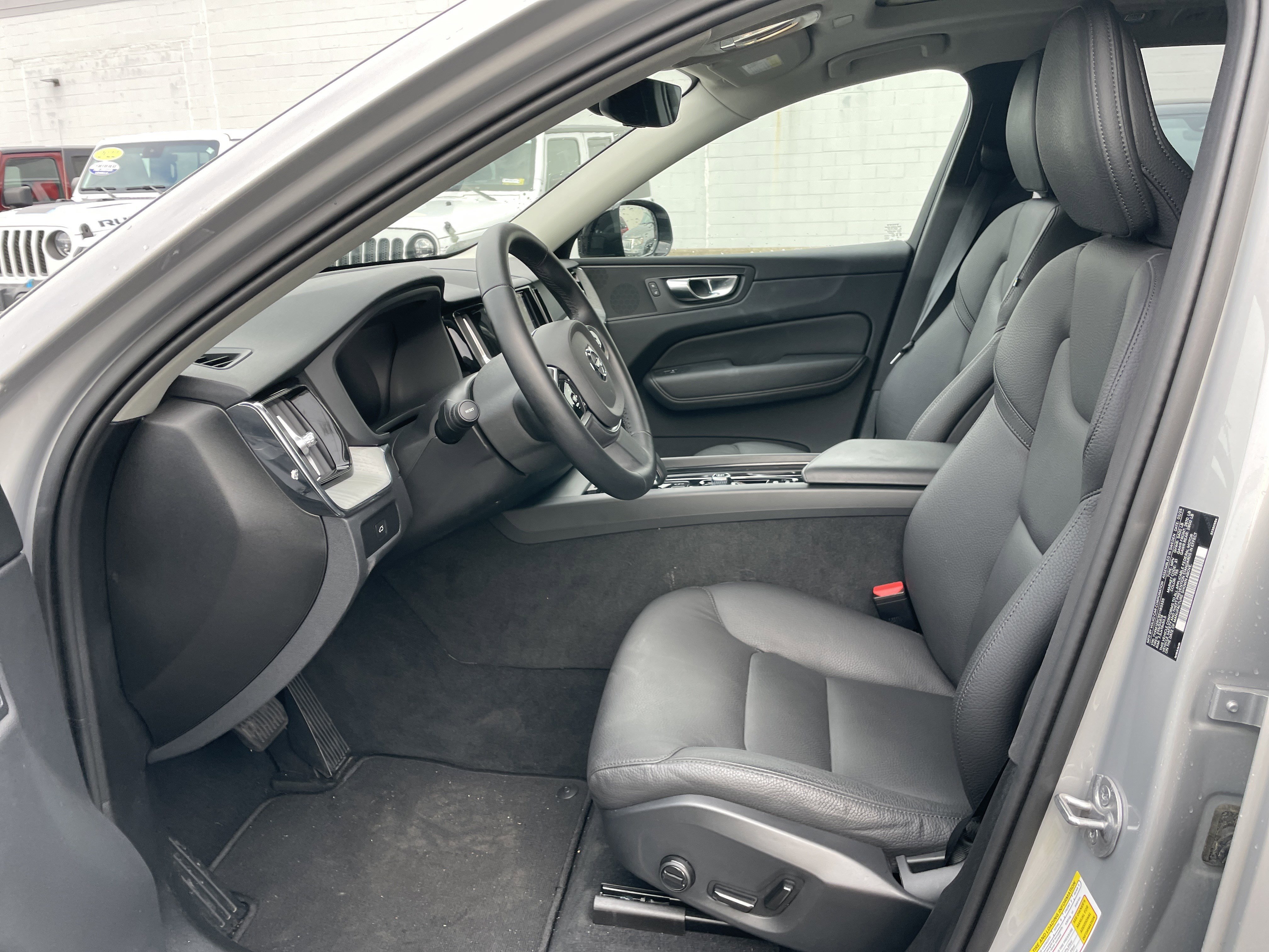 Used 2025 Volvo XC60 B5 Plus image 40