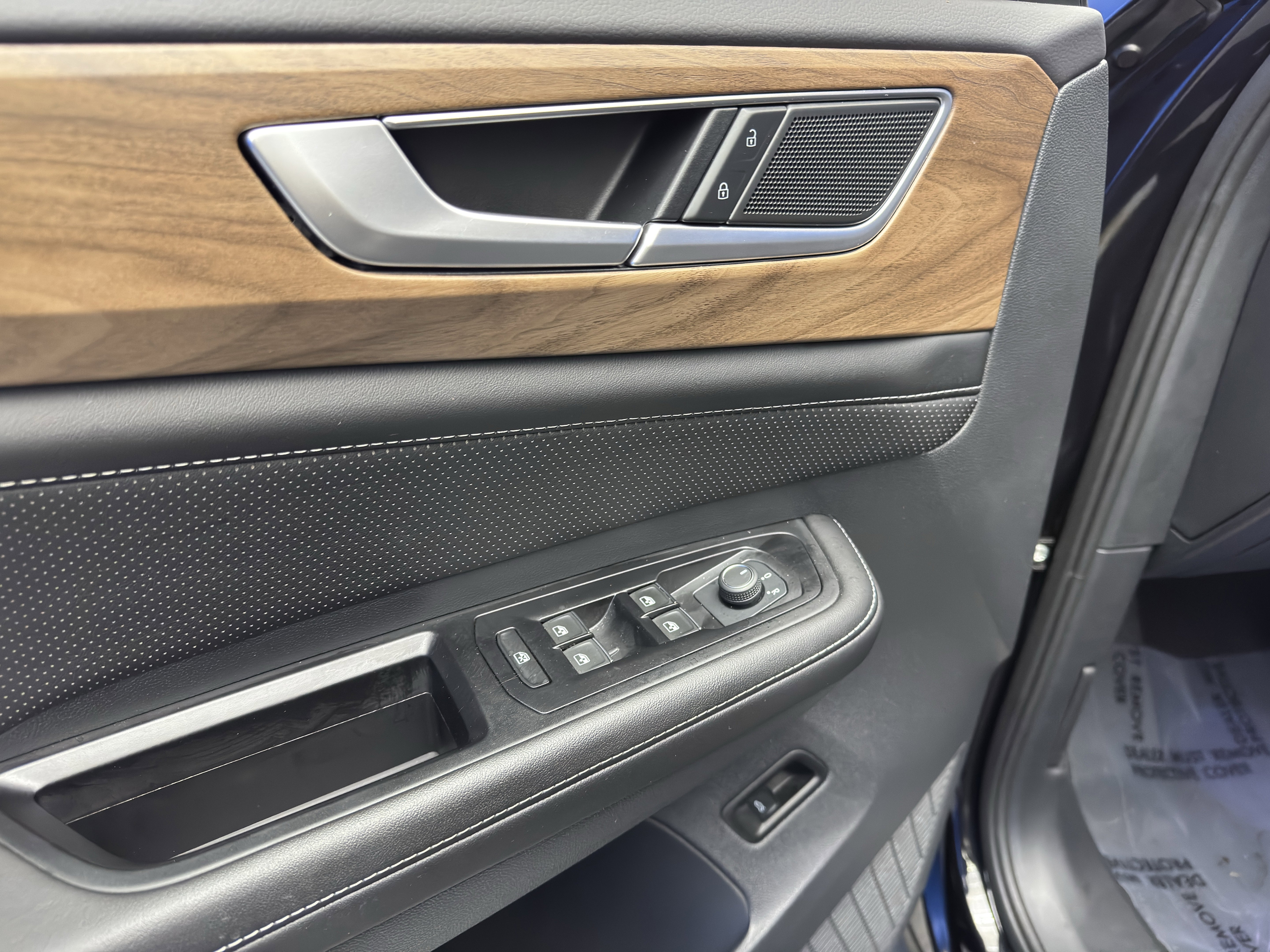 Certified 2025 Volkswagen Atlas SE w/ Black Wheel Package image 11