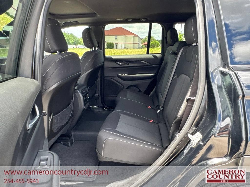 Used 2025 Jeep Grand Cherokee Laredo w/ Luxury Tech Group I AWD/4WD image 19