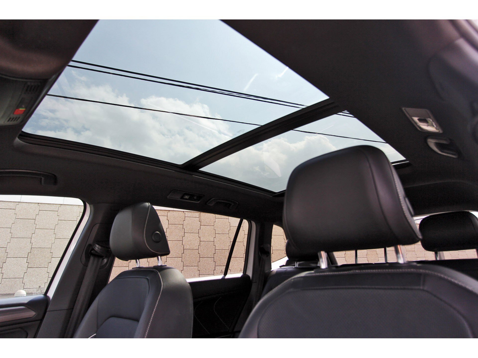 Used 2022 Volkswagen Tiguan SEL R-Line image 30