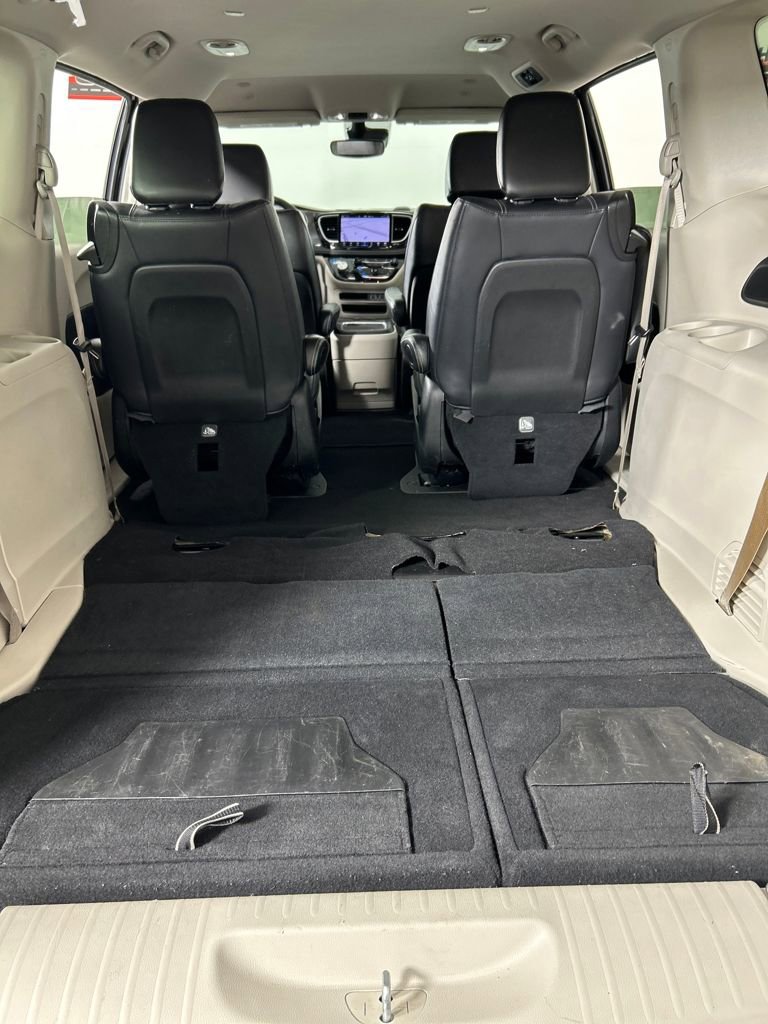 Used 2024 Chrysler Pacifica Select image 19