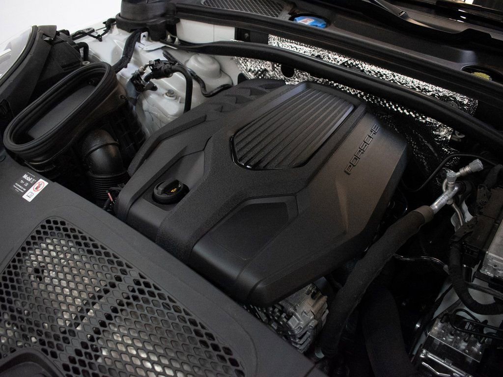 Certified 2025 Porsche Macan image 18