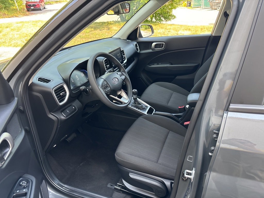 Used 2025 Hyundai Venue SE image 12